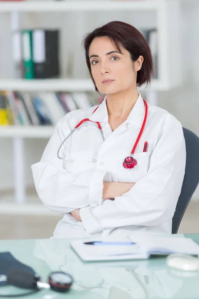 Retrato médico femenino brazos cruzados con estetoscopio — Foto de Stock