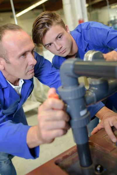 Mannen kijken leidingen- en tastersystemen — Stockfoto