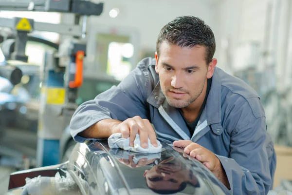 Mechaniker schmieren eine Stoßstange — Stockfoto