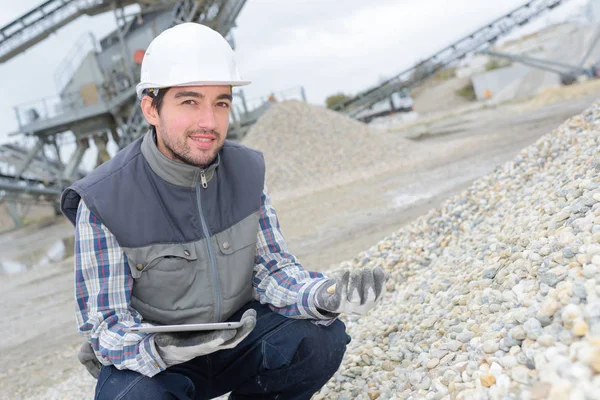 Porträtt av arbetstagaren kontroll sten i stenbrottet — Stockfoto