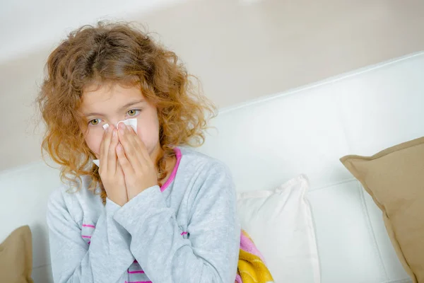 Meisje met weefsel over haar neus — Stockfoto