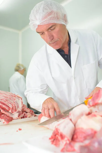 Kött förpackare skära köttet — Stockfoto