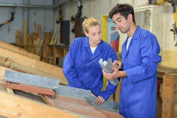 Trabajadores en taller de carpintería — Foto de Stock
