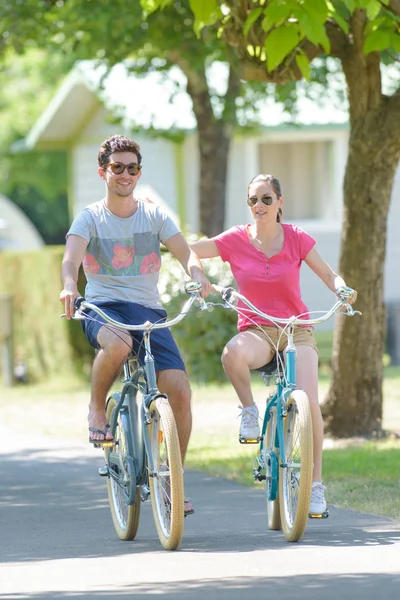 Couple cycling and couple — Stock Photo, Image