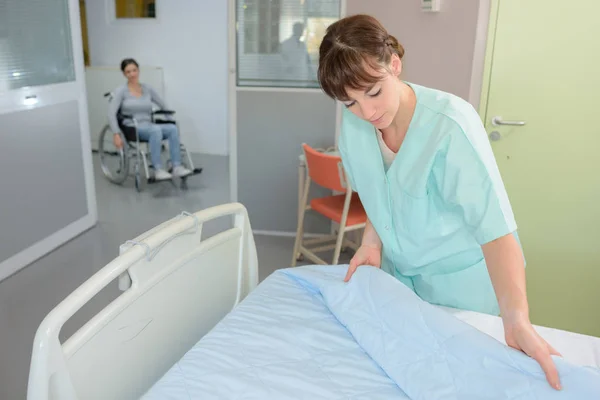 Het beddengoed en de werk wijzigen — Stockfoto