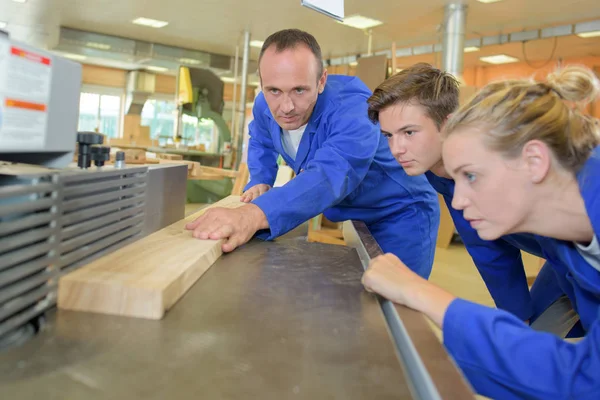 Groep studenten in de opleiding houtbewerking — Stockfoto