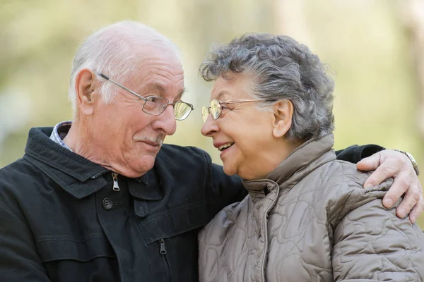 Closeup of elderly couple embracing — Stock Photo, Image