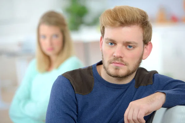 Boos paar in hun woonkamer — Stockfoto