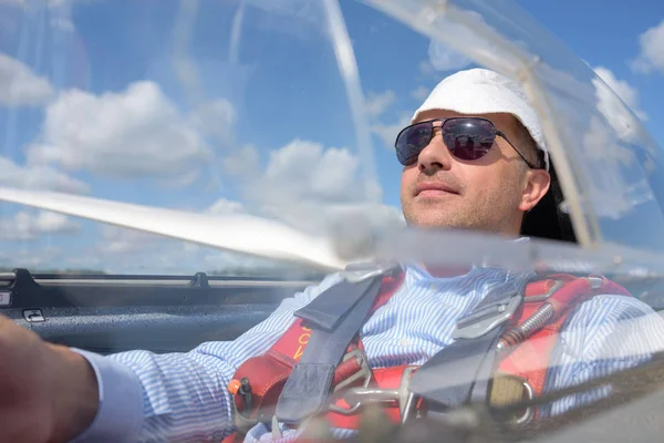 Man in glider wearing sunglasses and hat — Stock Photo, Image