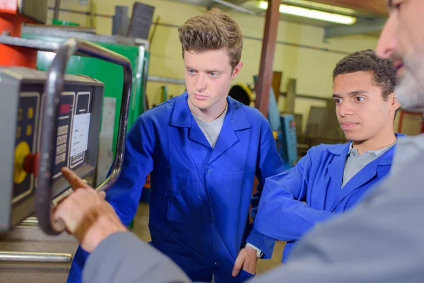 Profesor explicando máquina a los estudiantes — Foto de Stock