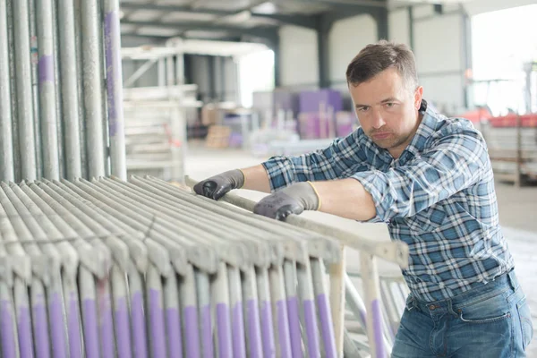 Trabajador en el trabajo y el hombre —  Fotos de Stock