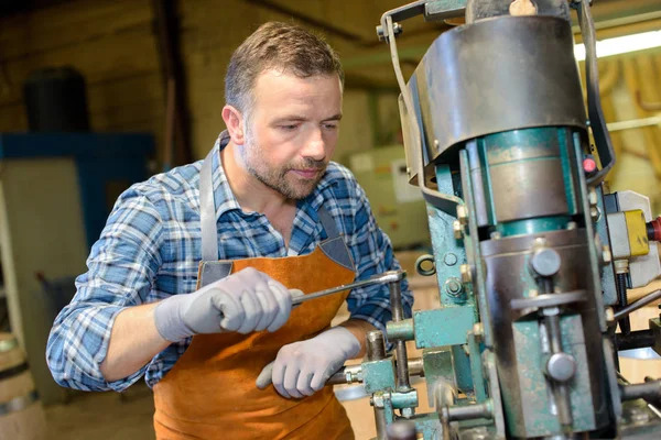 Inworkshop maszynista i maszyny — Zdjęcie stockowe