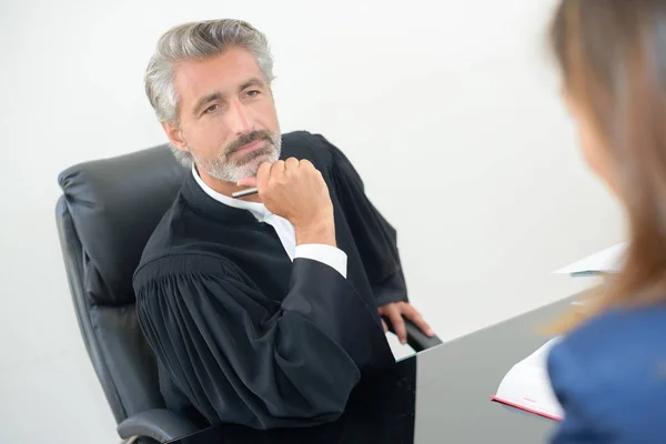 Právní pracovník poslouchá klienta — Stock fotografie