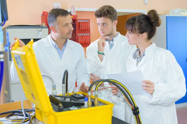 Studenten met elektrische eenheid — Stockfoto