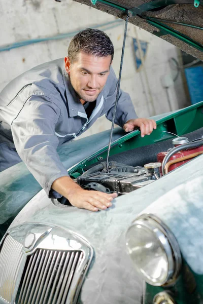 Meccanico che lavora su un'auto — Foto Stock