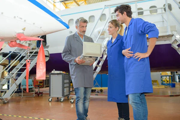 Monteure von Flugzeugsystemen und Flugzeuge — Stockfoto