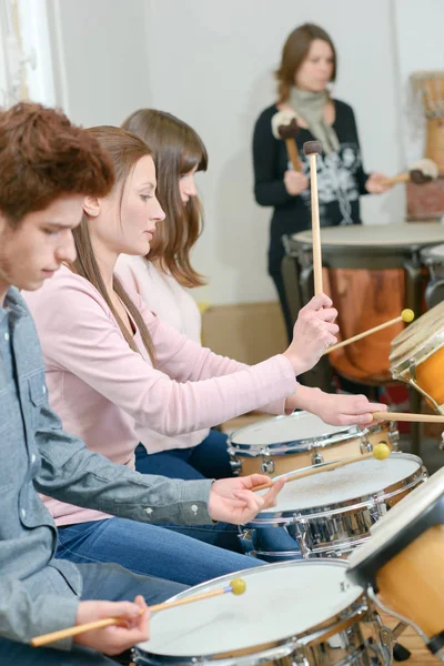 Träslöjd lärlingsutbildning och lärling — Stockfoto