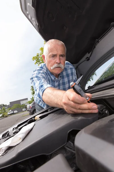 은퇴한 남자 그의 자동차 엔진 서비스 — 스톡 사진