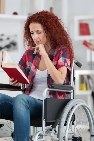 Jovem deficiente mulher leitura — Fotografia de Stock