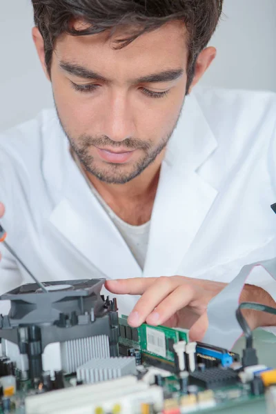 Résoudre les défauts électroniques et le travail — Photo