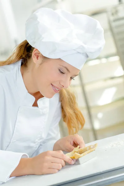 Moulding the dough and moulding — Stock Photo, Image