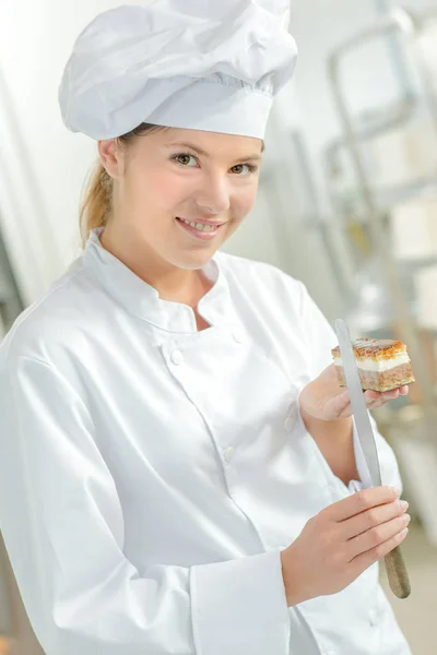 Confectioner proud of her pastry — Stock Photo, Image