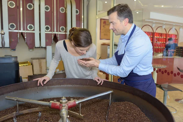 Deux vérificateurs qui examinent les grains de café — Photo