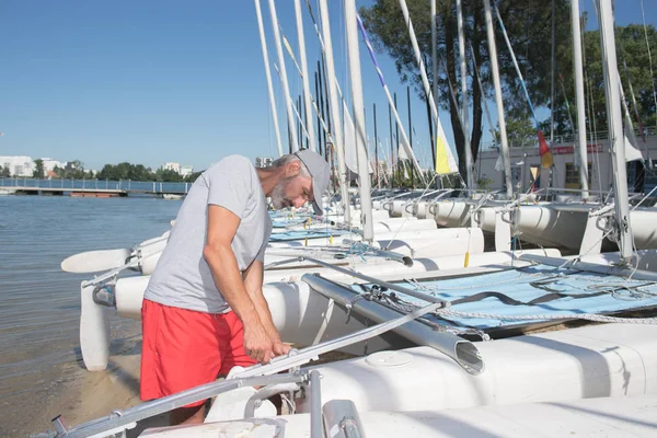 Attraente marinaio sartiame hobbie-gatto prima del corso di vela — Foto Stock