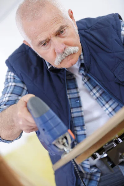 Mit einer Stichsäge und Arbeit — Stockfoto