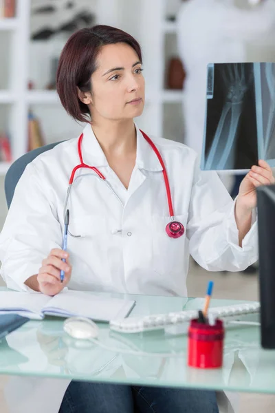 Examinar a los pacientes con rayos X y al médico —  Fotos de Stock