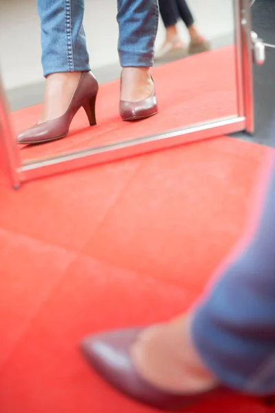 Los stilettos y la mujer — Foto de Stock