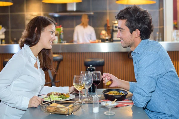 Пара обідає в ресторані — стокове фото