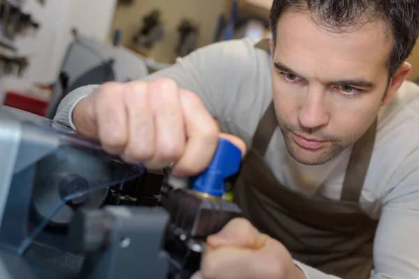 Schoenmaker opzetten van belangrijke snijmachine — Stockfoto