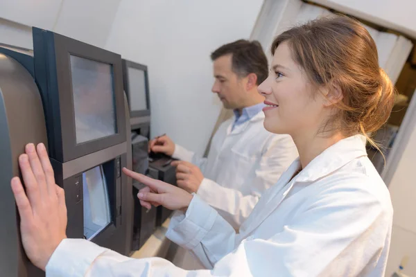 Cientista médico definindo o programa — Fotografia de Stock