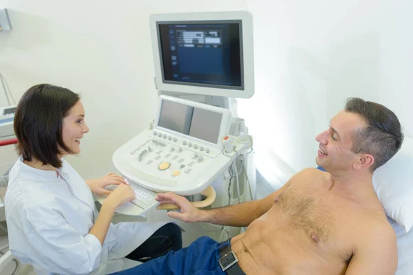 Patient having scan talking to nurse — Stock Photo, Image