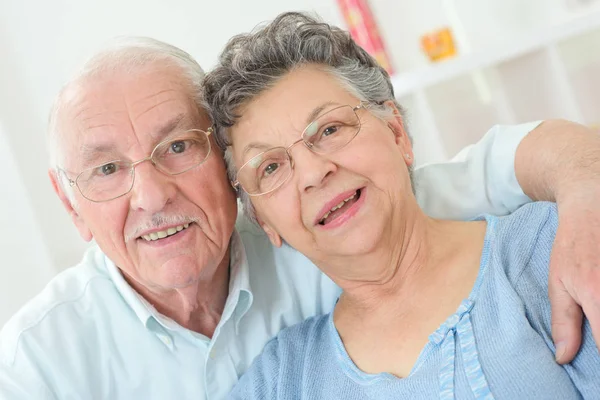 Bejaarde echtpaar poseren en man — Stockfoto