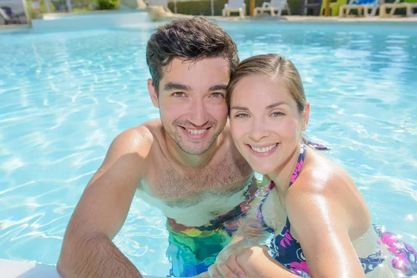 Urlauberpaar im Pool — Stockfoto