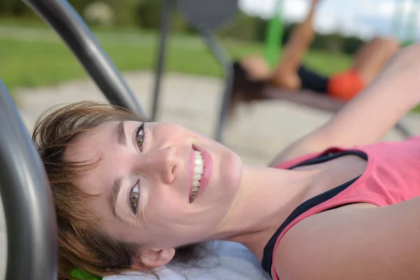 Working out in the park — Stock Photo, Image