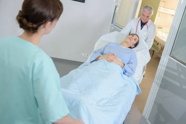 Paciente siendo trasladado en cama de hospital —  Fotos de Stock