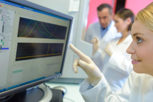 의학 과학자들 이 실험실에서 디지털 기계를 사용하는 모습 — 스톡 사진
