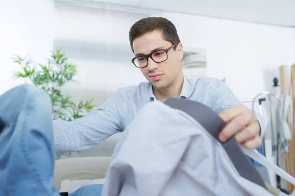 Närbild av affärsmannen packning kläder i resväska — Stockfoto