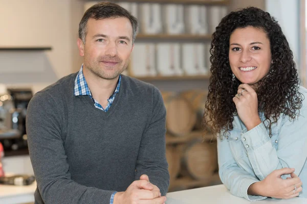 Portret van man en vrouw in café — Stockfoto