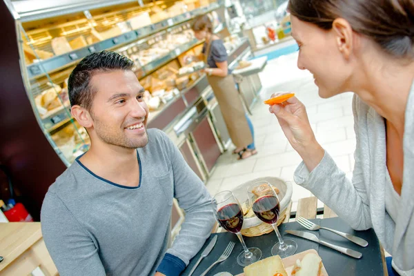 Paar met maaltijd in de café — Stockfoto