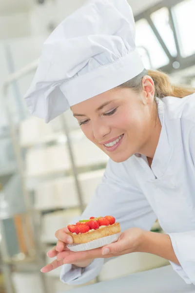 Kuchař, drží jahodový dort — Stock fotografie