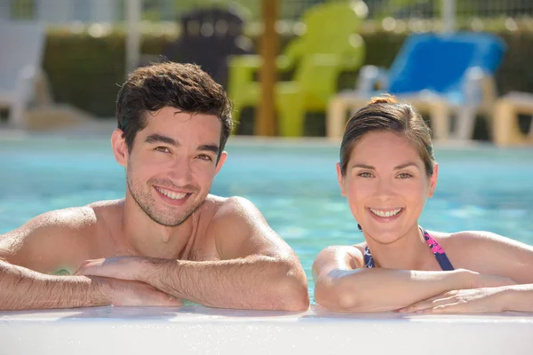 Retrato de casal na piscina — Fotografia de Stock