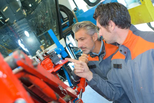Dva mechanici, jíž se zakládá a mechanik — Stock fotografie