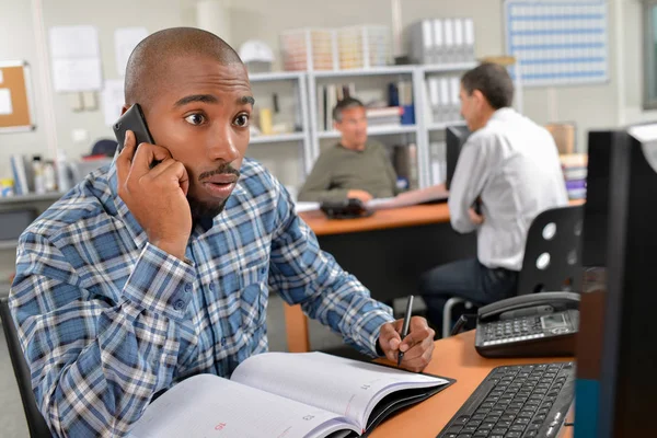 Uomo al telefono con espressione facciale a sorpresa — Foto Stock