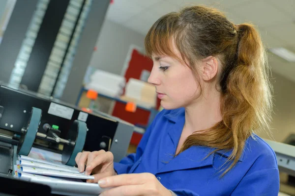 Mujer trabajadora inspeccionando una máquina —  Fotos de Stock