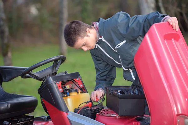 Malý motor mechanik na volání — Stock fotografie