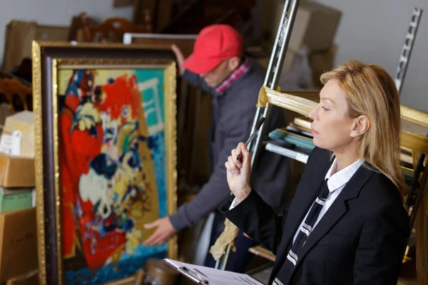 Hombre comprar pintura durante las ventas de subastas — Foto de Stock